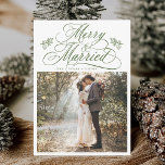 Forest Green Merry & Getrouwd Eerste Kerstfoto Feestdagenkaart<br><div class="desc">Elegante en romantische swirly kalligrafie belettering met een foto en optionele tekst op de achterkant. Voor meer geavanceerde aanpassing van dit ontwerp,  klikt u op de BLUE DESIGN TOOL BUTTON hierboven!</div>