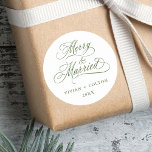 Forest Green Merry & Getrouwd Nieuwhuwelijken Kers Ronde Sticker<br><div class="desc">Elegante en romantische wervelende kalligrafie "Merry & Married" script met uw namen en jaar. Voor meer geavanceerde aanpassing van dit ontwerp,  klikt u op de BLUE DESIGN TOOL BUTTON hierboven!</div>