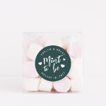 Forest Green Mint to be Personalized Wedding Favor Ronde Sticker<br><div class="desc">Stickers voor een stiekeme bruiloft zijn voorzien van "munt om te zijn" in een wit,  met letters geschreven script dat is voorzien van harten,  op een donkere bosgroene achtergrond. Personaliseer je naam en trouwdatum.</div>