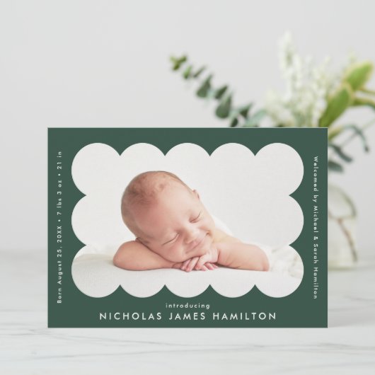 Forest Green Modern Scalloped Photo Lijst Birth Aankondiging (Staand voorkant)