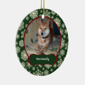 Forest Green Snowflakes Personated Photo Round Keramisch Ornament (Rechts)