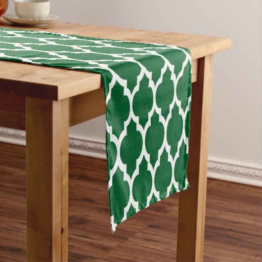 Forest Green, White Moroccan Quatrefoil Pattern #4 Korte Tafelloper (Voorbeeld)