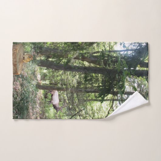 Forest Scene met Chipmunk en Elk Bad Handdoek (Handdoek)