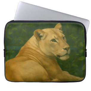 Forest Sentinel - Rustende leeuwin in gouden licht Laptop Sleeve
