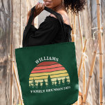 Forest Sunset Camping Custom Family Reunion Tote Bag<br><div class="desc">Koel overeenkomende gezinshereniging canvas tassen in groen voor de hele groep om een natuur- of kampeerreis te maken. Deze aangepaste cadeautjes voor keepomwille hebben een prachtige  zonsondergang boven een bos van  bomen onder je gepersonaliseerde tekst.</div>
