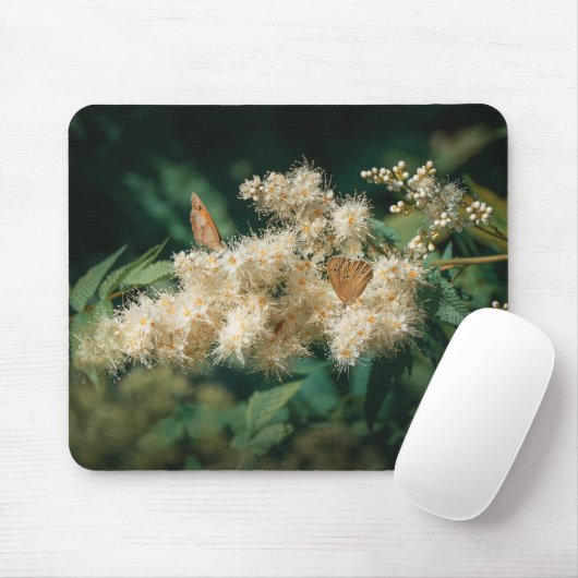 Forest theme with blooming flower and butterflies muismat (Met muis)