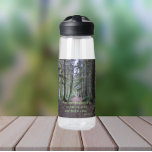 Forest Trail John Muir Quote Waterfles<br><div class="desc">Blijf overal vol met een heldere, plastic waterfles met het foto-afbeelding van een bospad, samen met een inspirerend citaat van de naturalist John Muir, die in een groene brief staat: "En in het bos ga ik mijn geest verliezen en mijn ziel vinden." Selecteer de grootte en kleur van het waterflesje....</div>