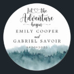 Forest Waterverf Wedding Ronde Sticker<br><div class="desc">Elegant rustic waterverf bergen en de boscène bruiloft sticker met blauwe en groene bomen en bergen met een scripttekst: laat het avontuur beginnen. Voor degenen die van een romantisch droombos houden,  zijn ze voor hun ceremonie en feest.</div>