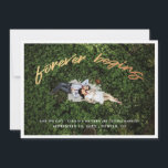 Forever Begint | Gold Save the Date Photo Card<br><div class="desc">Verstuur de stijlvolle Save the Dates met deze faux gouden foliefotoplatte kaarten met de woorden "Forever Begins".  De achterkant van de kaart is voorzien van een leuk diamantpatroon boven een faux goudfolie achtergrond.</div>