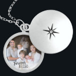 Forever Blessed Baby Christening Foto Locket Ketting<br><div class="desc">Een speciale zilverwinkel met aangepaste foto voor de baby of voor uw vrouw, voorzien van de letters "voor altijd gezegend" en perfect als een kerstcadeau of een baptisme-hoed. De sjabloon is ingesteld om je eigen foto toe te voegen van je familie, de peetouders van baby's of een afbeelding van de...</div>