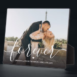 Forever Calligrafie Script Couple Weddenfoto Fotoplaat<br><div class="desc">Een geweldige manier om een bruiloft van koppels te onthouden. Een elegante fotoplaque met elegant kalligrafiescript 'voorgoed',  hun namen en datum van hun trouwfeest.</div>