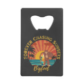 Forever Chasing Zonsondergangen Bigfoot Surfing Zw Creditkaart Flessenopener (Voorkant)