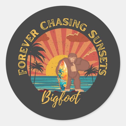 Forever Chasing Zonsondergangen Bigfoot Surfing Zw Ronde Sticker (Voorkant)