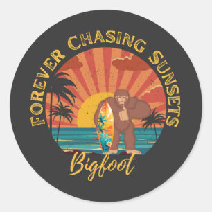 Forever Chasing Zonsondergangen Bigfoot Surfing Zw Ronde Sticker