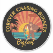 Forever Chasing Zonsondergangen Bigfoot Surfing Zw Sticker (Voorkant)