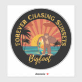 Forever Chasing Zonsondergangen Bigfoot Surfing Zw Sticker (Vel)