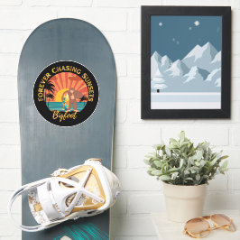 Forever Chasing Zonsondergangen Bigfoot Surfing Zw Sticker