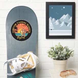 Forever Chasing Zonsondergangen Bigfoot Surfing Zw Sticker
