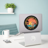 Forever Chasing Zonsondergangen Bigfoot Surfing Zw Sticker (Laptop op bureau)