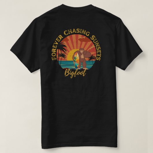 Forever Chasing Zonsondergangen Bigfoot Surfing Zw T-shirt (Design achterkant)