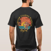 Forever Chasing Zonsondergangen Bigfoot Surfing Zw T-shirt (Achterkant)