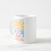 Forever Chasing Zonsondergangen Retro Koffiemok (Voorkant links)
