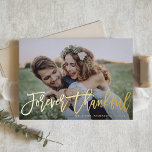Forever Dankbaar Moderne Kalligrafie Trouwfoto Folie Wenskaart<br><div class="desc">Stuur bedankt naar familie en vrienden om deel uit te maken van uw speciale dag met deze aanpasbare bedankkaart. Het nummer "Forever Thankful" is in de moderne kalligrafie opgenomen. U kunt deze gouden folie bruiloft bedankkaart personaliseren door het toevoegen van uw gegevens. Deze foto bruiloft bedankkaart is verkrijgbaar in andere...</div>