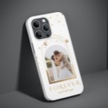 FOREVER EN ALTIJD Wedding Magenta Celestial Foto Case-Mate iPhone 14 Hoesje<br><div class="desc">De Fase van de iPhone van de Slimme Telefoon van de Foto van de Foto van de VREEMDE EN VAN DE BORREIGING EN ALTIJD van het Bind Magenta van de Selderfgoedwedstrijd kenmerkt de zon, de maan en de sterren met uw favoriete afbeelding op een magenta achtergrond en gepersonaliseerd met jouw...</div>