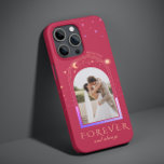 FOREVER EN ALTIJD Wedding Magenta Celestial Foto Case-Mate iPhone 14 Hoesje<br><div class="desc">De Fase van de iPhone van de Slimme Telefoon van de Foto van de Foto van de VREEMDE EN VAN DE BORREIGING EN ALTIJD van het Bind Magenta van de Selderfgoedwedstrijd kenmerkt de zon, de maan en de sterren met uw favoriete afbeelding op een magenta achtergrond en gepersonaliseerd met jouw...</div>