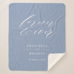 Forever & Ever Dusty Blue Calligraphy Wedding Gift Sherpa Deken<br><div class="desc">Een trouwcadeau met de uitdrukking "voor altijd en altijd" als kop in een wit modern calligrafielettertype op een stoffige blauwe achtergrond. Geef de naam van het stel en de trouwdatum een persoonlijk tintje.</div>