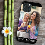 Forever Friends Heart Typografie Case-Mate iPhone Case<br><div class="desc">Koel fototelefoondraagtas met uw eigen aangepaste foto. Een mooi fotocadeau met tekstbedekking die "vrienden voor altijd" in handschrift leest en gekoppeld is aan een schattig liefdeshart. Het fotomalplaatje is opstelling voor u om uw foto toe te voegen die in portretformaat zal worden getoond zodat, als u problemen met plaatsing hebt,...</div>