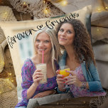 Forever Friends Love Heart Typography Square Foto Kussen<br><div class="desc">Fotoplak van afbeelding met je eigen aangepaste foto. Een mooi fotocadeau met tekstbedekking die "vrienden voor altijd" in handschrift leest en gekoppeld is aan een schattig liefdeshart. Het fotomalplaatje is opstelling voor u om uw foto toe te voegen die in vierkant formaat zal worden getoond zodat, als u problemen met...</div>