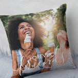 Forever Friends Script Overlay 2 Foto Kussen<br><div class="desc">De gepersonaliseerde kussen van de beste vrienden van de foto met elegante tekstbekleding. Het fotomalplaatje is opstelling voor u om uw eigen afbeeldingen toe te voegen - één van de voorzijde en één op de rug. De voorzijde heeft ook de tekstbekleding die "voor altijd vrienden"in hand geschreven manuscript en gewaagde...</div>