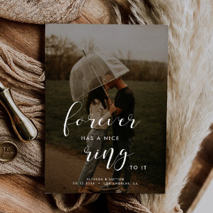 Forever heeft een mooie ring. Eenvoudig en elegant Aankondiging