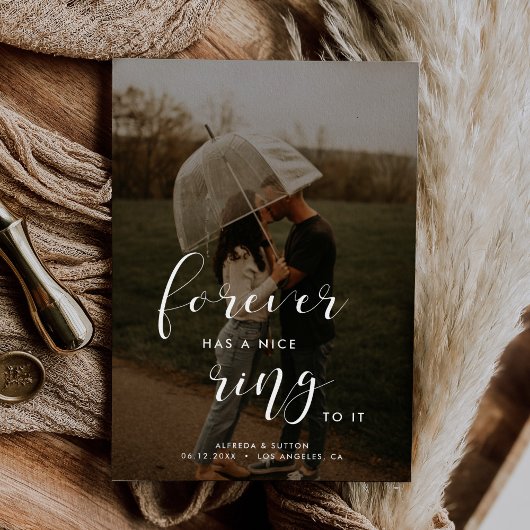 Forever heeft een mooie ring. Eenvoudig en elegant Aankondiging