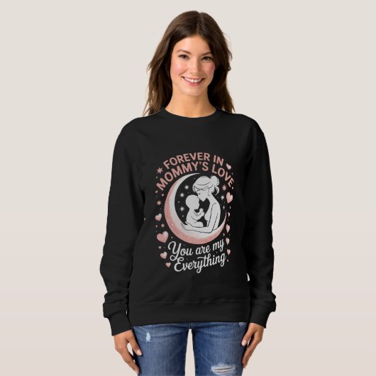 "Forever in Mommy's Love" Cozy Black Sweatshirt. Trui (Voorkant volledig)