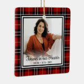 Forever In Onze Hartend Rode Plaid Memorial Kerami Keramisch Ornament (Rechts)