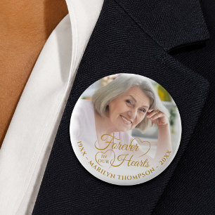 Forever In Our Hearts Herdenkingsfoto Naam Goud Ronde Button 5,7 Cm