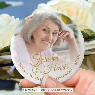 Forever In Our Hearts Herdenkingsfoto Naam Goud Ronde Button 5,7 Cm