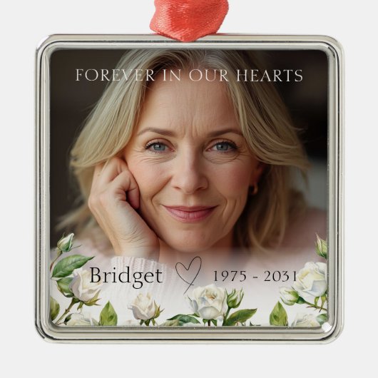 Forever In Our Hearts White Roses Remembrance Metalen Ornament (Voorkant)