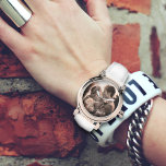 Forever Love Gezegde Fotosjabloon Horloge<br><div class="desc">Dit mooie horloge heeft een roze gouden gezicht / lijst en witte band. Voeg uw speciale foto toe en personaliseer met handgeschreven, scripttekst onderaan. Voorbeeldbewoordingen zijn: "Onze liefde is voor altijd", of verander het. Dit vrouwelijk horloge is een prachtig cadeau voor een vrouw of vriendin. Uw foto zal een roze...</div>