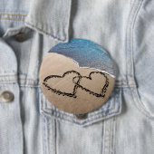 Forever Love Twee harten in Sand Beach Button Pin (In situ)
