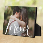 FOREVER Script Easel Back Photo Frameless Fotoplaat<br><div class="desc">Dit charmerende tabletop fotoplaque heeft een ingebouwd pakket voor een fraaie weergave van uw favoriete foto. Kenmerkt het woord FOREVER in een mooi wit manuscript,  uw namen en trouwdatum. Creëer een keepname van je favoriete foto of geef als cadeau.</div>
