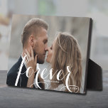 FOREVER Script Easel Back Photo Frameless Fotoplaat<br><div class="desc">Dit charmerende tabletop fotoplaque heeft een ingebouwd pakket voor een fraaie weergave van uw favoriete foto. Kenmerkt het woord FOREVER in een mooi wit manuscript,  uw namen en trouwdatum. Creëer een keepname van je favoriete foto of geef als cadeau.</div>
