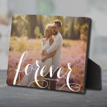 FOREVER Script Easel Back Photo Frameless Fotoplaat<br><div class="desc">Dit charmerende tabletop fotoplaque heeft een ingebouwd pakket voor een fraaie weergave van uw favoriete foto. Kenmerkt het woord FOREVER in een mooi wit manuscript,  uw namen en trouwdatum. Creëer een keepname van je favoriete foto of geef als cadeau.</div>