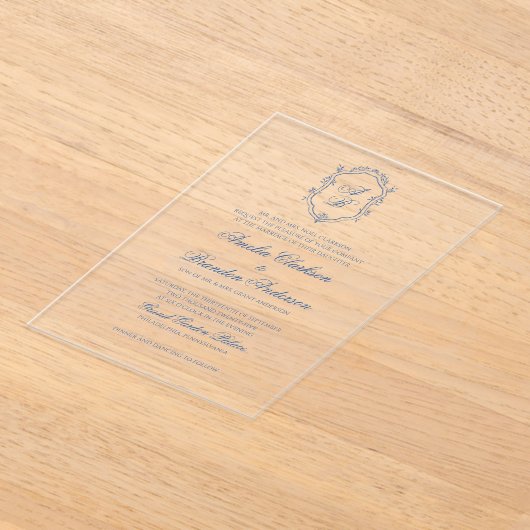 Formele Blauwe Bloemen Monogram Crest & Script Wed Acryl Uitnodigingen (Laagn)