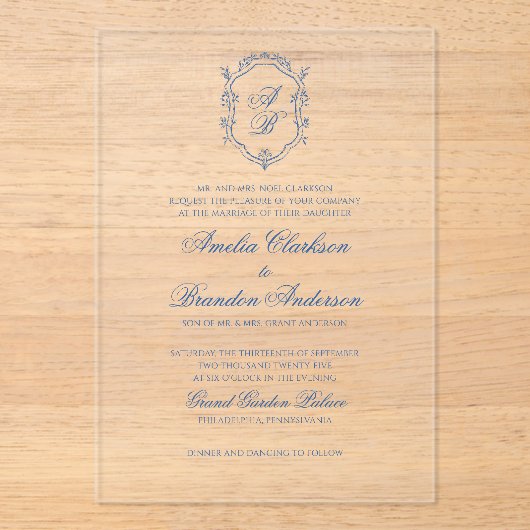 Formele Blauwe Bloemen Monogram Crest & Script Wed Acryl Uitnodigingen (Voorkant)