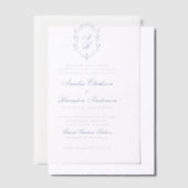 Formele Blauwe Bloemen Monogram Crest & Script Wed Vellum Uitnodigingen (Offset)