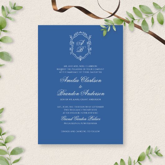 Formele Blue Leaf Monogram Crest & Script Wedding Kaart