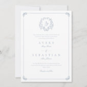 Formele Dusty Blue Crest Monogram Huwelijk Kaart (Voorkant)